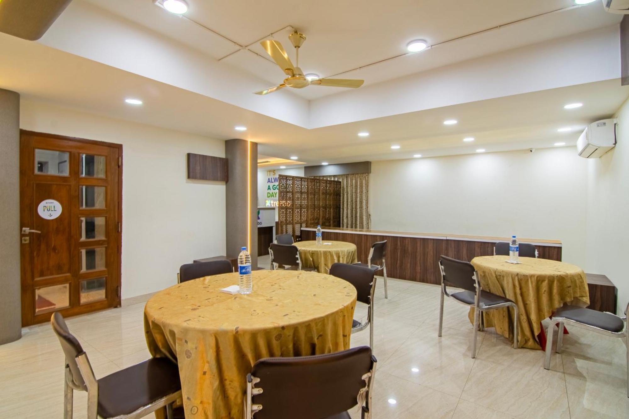 Treebo Petals Banquet & Suites - Calcutta Exterior foto